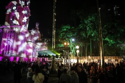 PORTO ALEGRE, RS, BRASIL - 2022.05.21 - Noite dos Museus em Porto Alegre. Na foto: Memorial do Rio Grande do Sul e praça da alfândega. (Foto: ANDRÉ ÁVILA/ Agéncia RBS)Indexador: Andre Avila<!-- NICAID(15103107) -->