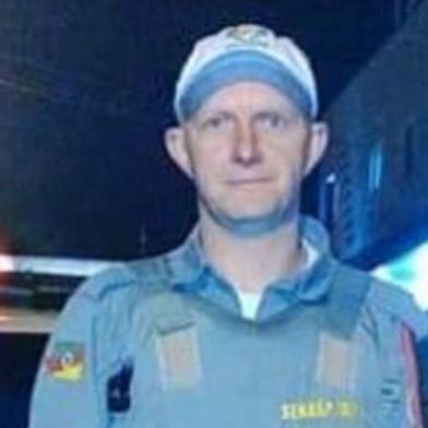 Um policial militar foi morto em uma propriedade rural em Ciríaco, no norte do Estado, no último sábado (21). O soldado, identificado como Viniciu Reinaldo Albrecht, de 37 anos, estava de folga em uma propriedade rural quando foi baleado. O disparo teria ocorrido após uma briga entre ele e o atirador. Albrecht atuava pela Brigada Militar (BM) em Tapejara. <!-- NICAID(15103373) -->