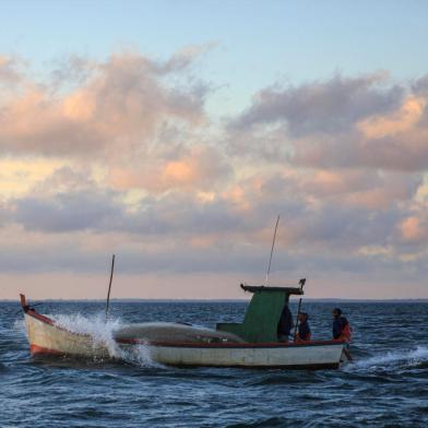 PELOTAS, RS, BRASIL - O camarão na perspectiva das mulheres, desde a pesca até o prato, passando pelo artesanato feito com redes velhas. Na imagem barco de pescadores no meio da Lagoa dos Patos.Indexador: Jeff Botega<!-- NICAID(15061089) -->