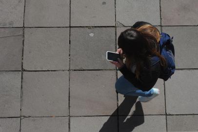 CAXIAS DO SUL, RS, BRASIL, 20/05/2022 - Foto de pessoas mexendo no celular na área central de Caxias, para ilustrar uma matéria sobre assaltos do eletrônico no Centro. (Marcelo Casagrande/Agência RBS)<!-- NICAID(15101533) -->