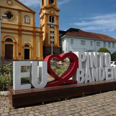 PINTO BANDEIRA, RS, BRASIL (15/10/2020)Com restrição a eventos e comícios em função da pandemia, e sem propaganda em rádio e tv, pequenas cidades da Serra Gaúcha têm campanha eleitoral tímida, concentrada nas redes sociais e com candidatos batendo de porta em porta. (Antonio Valiente/Agência RBS)<!-- NICAID(14617510) -->