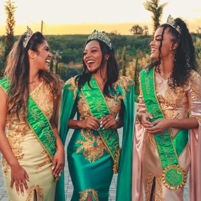 Soberanas da 1ª Festa do Azeite de Oliva, em Caçapava do Sul. Karine Trindade (centro) é a rainha, como Princesa, Ana Constante  (esq) e como Miss Simpatia Bruna Meireles (dir).<!-- NICAID(15104805) -->