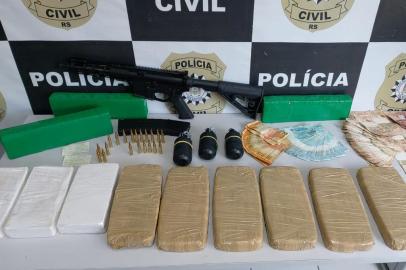 Armamento e drogas apreendidos pela Polícia Civil em Rio Grande. Foto: Polícia Civil / Divulgação<!-- NICAID(15105120) -->