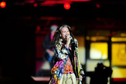 PORTO ALEGRE, RS, BRASIL - Seis anos depois de sua estreia em Porto Alegre, o Aerosmith está de volta. Nesta terça, Steven Tyler (foto), Joe Perry, Brad Whitford, Tom Hamilton e Joey Kramer tocam para cerca de 12 mil pessoas que praticamente esgotaram os ingressos disponíveis menos de 48 horas depois do início das vendas e provavelmente prolongaram ainda mais a carreira de uma das bandas seminais do rocknroll.<!-- NICAID(12496512) -->