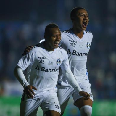 Gremio x GloriaRS - FUTEBOL/RECOPA GAUCHA 2022 /GREMIO X GLORIA - ESPORTES - Lance da partida entre Gremio e Gloria disputada na noite desta terça-feira, no Estádio Altos da Gloria, valida pela Recopa Gaucha 2022. FOTO: LUCAS UEBEL/GREMIO FBPA/DIVULGAÇÃOEditoria: SPOLocal: VacariaIndexador: Lucas UebelSecao: futebolFonte: Gremio.netFotógrafo: Gremio x Gloria<!-- NICAID(15105739) -->