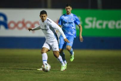 Gremio x GloriaRS - FUTEBOL/RECOPA GAUCHA 2022 /GREMIO X GLORIA - ESPORTES - Lance da partida entre Gremio e Gloria disputada na noite desta terça-feira, no Estádio Altos da Gloria, valida pela Recopa Gaucha 2022. FOTO: LUCAS UEBEL/GREMIO FBPA/DIVULGAÇÃOEditoria: SPOLocal: VacariaIndexador: Lucas UebelSecao: futebolFonte: Gremio.netFotógrafo: Gremio x Gloria<!-- NICAID(15105708) -->