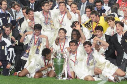 FOOT-EUROPE COUPEles joueurs du Real de Madrid posent, le 20 mai à Amsterdam, autour de la coupe de la Ligue des champions, après leur victoire contre la Juventus de Turin par 1 à 0. (De G à D et de haut en bas) Predrag Mijatovic, Fernando Hierro, Davor Suker, Fernando Redondo, Raul Gonzales, Fernando Morientes, Clarence Seedorf, Christian Karembeu, Christian Panucci et Victor Sancez Del Almo. IMAGE ELECTRONIQUE (Photo by JACQUES DEMARTHON / AFP)Editoria: SPOLocal: AmsterdamIndexador: JACQUES DEMARTHONSecao: soccerFonte: AFPFotógrafo: STF<!-- NICAID(15106123) -->