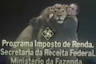 Comercial da receita federal com o leão em 1980. Print de vídeo.<!-- NICAID(15106153) -->