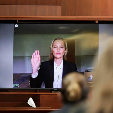 Model Kate Moss is sworn in via video link at the Fairfax County Circuit Courthouse in Fairfax, Virginia, on May 25, 2022. - Actor Johnny Depp is suing ex-wife Amber Heard for libel after she wrote an op-ed piece in The Washington Post in 2018 referring to herself as a public figure representing domestic abuse. (Photo by EVELYN HOCKSTEIN / POOL / AFP)Editoria: CLJLocal: FairfaxIndexador: EVELYN HOCKSTEINSecao: justice and rightsFonte: POOLFotógrafo: STR<!-- NICAID(15106224) -->