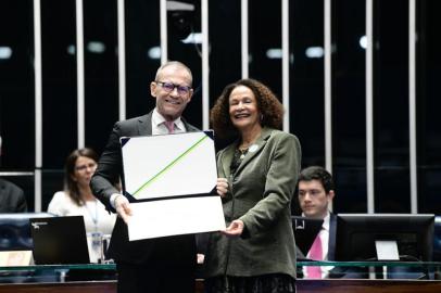 A presidente do Tribunal de Justiça do Estado (TJ-RS), desembargadora Iris Helena Medeiros Nogueira, esteve no Senado, em Brasília, para receber o Prêmio Adoção Tardia. O TJ-RS foi um dos cinco homenageados. Na foto, com o senador Fabiano Contarato, que criou a premiação.<!-- NICAID(15106505) -->