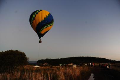 CAMBARÁ DO SUL, RS, BRASIL, 24/05/2022. A reportagem foi até o Cânion Itaimbezinho, no Parque Nacional Aparados da Serra, gerido pelo ICMBio e que está sob concessão da empresa Urbia Cânions Verdes. Entre as novidades, estão o passeio de bicicleta pela Trilha do Cotovelo e uma experiência de balão cativo. Na foto, o casal Michele Nascimento, 27 anos, e Maurício Ribeiro dos Santos, 28. (Bruno Todeschini/Agência RBS)<!-- NICAID(15106867) -->