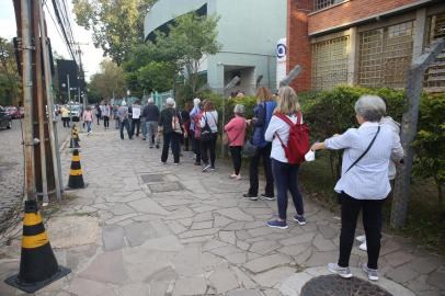 Porto Alegre, RS, Brasil, 25/05/2022 - Fila de vacinação de idosos no Santa Cecília - Foto: André Ávila/Agência RBS<!-- NICAID(15106721) -->