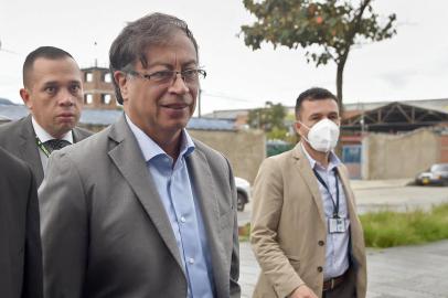 Colombian left-wing presidential candidate for the Pacto Historico coalition Gustavo Petro arrives for a debate at a radio station in Bogota, on May 26, 2022. - Colombia will hold Presidential elections on May 29. (Photo by DANIEL MUNOZ / AFP)<!-- NICAID(15107536) -->