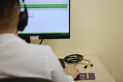 Porto Alegre, RS, Brasil, 26-05-2022: Profissionais de saúde durante atendimento por telemedicina na Sala Teleambulatório do HCPA (Hospital de Clínicas de Porto Alegre). Matéria sobre regulamentação da telemedicina no Brasil. Foto: Mateus Bruxel / Agência RBSIndexador: Mateus Bruxel<!-- NICAID(15107550) -->