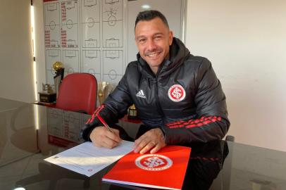 Ex-lateral-esquerdo Chiquinho assina contrato como técnico da sub-14 do Inter<!-- NICAID(15107847) -->