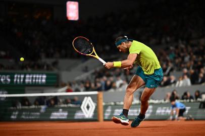 Spains Rafael Nadal returns the ball to Frances Corentin Moutet during their mens singles match on day four of the Roland-Garros Open tennis tournament at the Court Philippe-Chatrier in Paris on May 25, 2022. (Photo by Anne-Christine POUJOULAT / AFP)Editoria: SPOLocal: ParisIndexador: ANNE-CHRISTINE POUJOULATSecao: tennisFonte: AFPFotógrafo: STF<!-- NICAID(15107953) -->