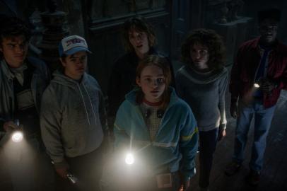 STRANGER THINGS. (L to R) Joe Keery as Steve Harrington, Gaten Matarazzo as Dustin Henderson, Maya Hawke as Robin Buckley, Sadie Sink as Max Mayfield, Natalia Dyer as Nancy Wheeler, and Caleb McLaughlin as Lucas Sinclair in STRANGER THINGS. Cr. Courtesy of Netflix Â© 2022 Stranger Things 4<!-- NICAID(15101025) -->