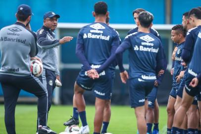 RS - FUTEBOL/ TREINO GREMIO 2022 - ESPORTES - Jogadores do Gremio realizam treino técnico durante a tarde desta quinta-feira, no CT Luiz Carvalho, na preparação para a partida valida pelo Campeonato Brasileiro 2022. FOTO: LUCAS UEBEL/GREMIO FBPANa foto: Roger Machado