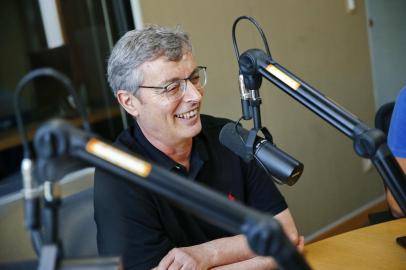 PORTO ALEGRE, RS, BRASIL, 17-02-2020: o jornalista David Coimbra retorna ao Brasil e ao programa Sala de Redação da Rádio Gaúcha, de forma presencial (FOTO FÉLIX ZUCCO/AGÊNCIA RBS, Editoria de Porto Alegre).<!-- NICAID(14421848) -->