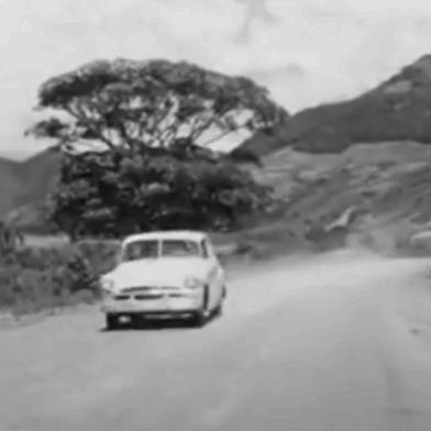 Obra da BR-101, no Litoral Norte, no início da década de 1950. Print de vídeo.<!-- NICAID(15108552) -->