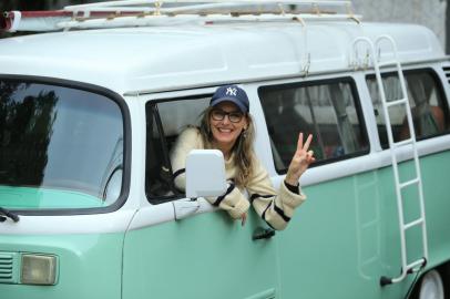 PORTO ALEGRE, RS, BRASIL,  19/05/2022- Luciana Gastal com a sua Kombi. Foto: Ronaldo Bernardi / Agencia RBS<!-- NICAID(15100249) -->