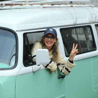 PORTO ALEGRE, RS, BRASIL,  19/05/2022- Luciana Gastal com a sua Kombi. Foto: Ronaldo Bernardi / Agencia RBS<!-- NICAID(15100249) -->