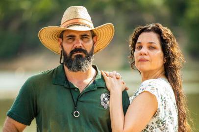 Maria Bruaca ( Isabel Teixeira ) beija Alcides ( Juliano Cazarré ), Pantanal<!-- NICAID(15108589) -->