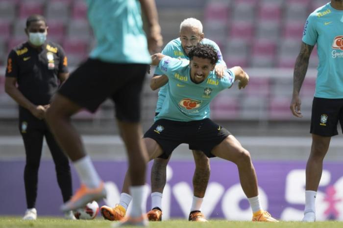 Jogadores se apresentam à seleção brasileira nesta segunda e fazem primeiro  treinamento