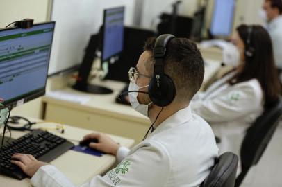 Porto Alegre, RS, Brasil, 26-05-2022: Profissionais de saúde durante atendimento por telemedicina na Sala Teleambulatório do HCPA (Hospital de Clínicas de Porto Alegre). Matéria sobre regulamentação da telemedicina no Brasil.  Na foto, Bruno Batista, 26 anos, estudante de medicina.  Foto: Mateus Bruxel / Agência RBSIndexador: Mateus Bruxel<!-- NICAID(15107556) -->