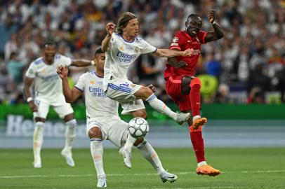 Real Madrids Croatian midfielder Luka Modric (L) fights for the ball with Liverpools Senegalese striker Sadio Mane (R) during the UEFA Champions League final football match between Liverpool and Real Madrid at the Stade de France in Saint-Denis, north of Paris, on May 28, 2022. (Photo by Paul ELLIS / AFP)<!-- NICAID(15109739) -->