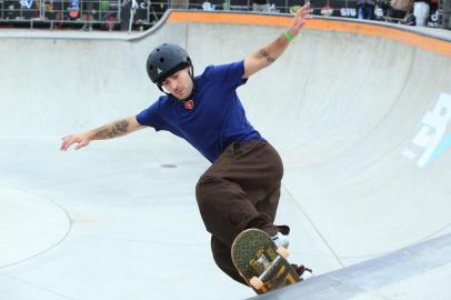 PORTO ALEGRE,RS,BARSIL.2022.05,28.STU Nacional do cicuito de skate, o circuito aconteceu com paradas para secagem da pista, com puxadores e ar quente, o publico teve usar seu guarda-chuvas.Na foto.Pedro Barros.(RONALDO BERNARDI/AGENCIA RBS).<!-- NICAID(15109671) -->