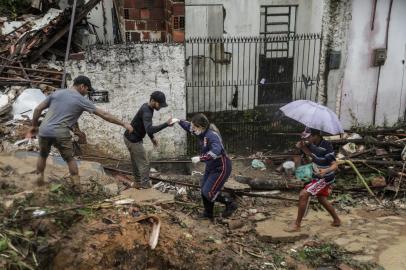 Deslizamento de terra em Recife, Pernambuco, causado por fortes chuvas. Pessoas andam por ruas tomadas por sujeira e entulhos<!-- NICAID(15109759) -->