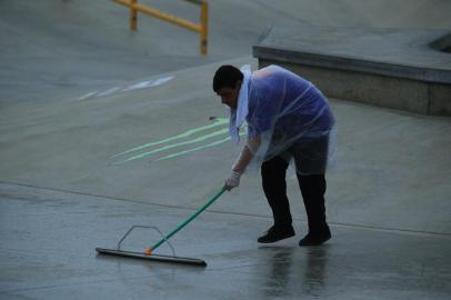 PORTO ALEGRE,RS,BARSIL.2022.05,28.STU Nacional do cicuito de skate, o circuito aconteceu com paradas para secagem da pista, com puxadores e ar quente, o publico teve usar seu guarda-chuvas.(RONALDO BERNARDI/AGENCIA RBS).<!-- NICAID(15109710) -->