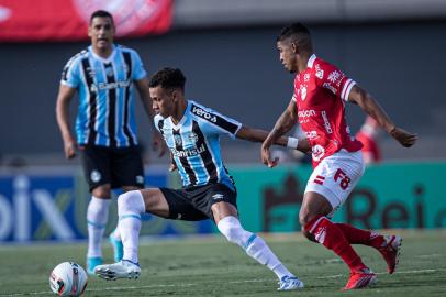 BRASILEIRO B 2022, VILA NOVA X GRÊMIOGO - BRASILEIRO B 2022, VILA NOVA X GRÊMIO - ESPORTES - BRASILEIRO B 2022, VILA NOVA X GRÊMIO - Rafinha jogador do Vila Nova-GO disputa lance com Bitelo jogador do Grêmio durante partida no estádio Serra Dourada pelo campeonato Brasileiro B 2022. 29/05/2022 - Foto: HEBER GOMES/AGIF - AGÊNCIA DE FOTOGRAFIA/AGIF - AGÊNCIA DE FOTOGRAFIA/ESTADÃO CONTEÚDOEditoria: ESPORTESLocal: GOIÂNIAIndexador: HEBER GOMESFotógrafo: AGIF - AGÊNCIA DE FOTOGRAFIA<!-- NICAID(15109904) -->