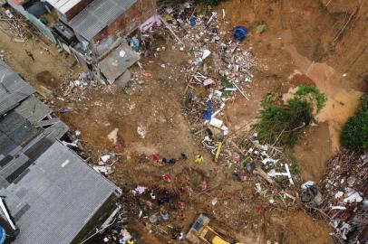 Aerial view showing the debris and mud Aa day after a landslide in the community Jardim Monte Verde, Ibura neighbourhood, in Recife, Pernambuco State, Brazil, on May 29, 2022. - Torrential rains that have plagued Brazils northeastern Pernambuco state since Tuesday have left at least 34 dead, 29 of which occurred over the last 24 hours, according to the latest official update. (Photo by Brenda ALCANTARA / AFP)Editoria: DISLocal: RecifeIndexador: BRENDA ALCANTARASecao: avalanche/landslideFonte: AFPFotógrafo: STR<!-- NICAID(15110236) -->