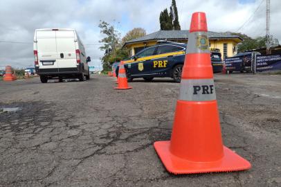 PRF faz abordagens na BR-290, em Eldorado do Sul, para coibir o uso do celular ao volante. Foto: Cid Martins  / Agencia RBS<!-- NICAID(15110509) -->