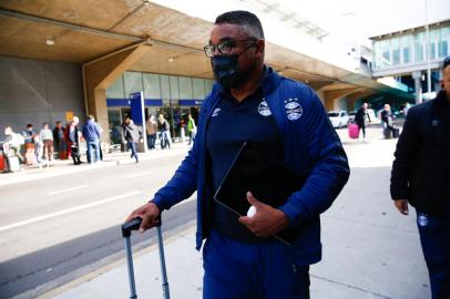 PORTO ALEGRE, RS, BRASIL,  30/05/2022- Desembarque do time do Grêmio no aeroporto internacional Salgado Filho, após empate com o Vila Nova. Na foto, Roger Machado.  Foto: Jonathan Heckler / Agencia RBS<!-- NICAID(15110526) -->