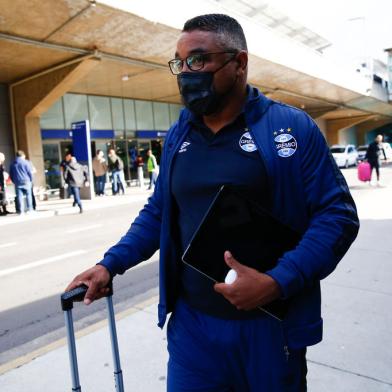 PORTO ALEGRE, RS, BRASIL,  30/05/2022- Desembarque do time do Grêmio no aeroporto internacional Salgado Filho, após empate com o Vila Nova. Na foto, Roger Machado.  Foto: Jonathan Heckler / Agencia RBS<!-- NICAID(15110526) -->