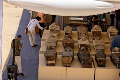 Sarcophaguses found in a cache dating to the Egyptian Late Period (around the fifth century BC) are displayed after their discovery by a mission headed by Egypts Supreme Council of Antiquities, at the Bubastian cemetery at the Saqqara necropolis, southwest of Egypts capital on May 30, 2022. - Egypt on May 30 unveiled a cache of 150 bronze statues depicting various gods and goddesses including Bastet, Anubis, Osiris, Amunmeen, Isis, Nefertum and Hathor, along with 250 sarcophagi at the Saqqara archaeological site south of Cairo, the latest in a series of discoveries in the area. (Photo by Khaled DESOUKI / AFP)Editoria: ACELocal: SaqqaraIndexador: KHALED DESOUKISecao: archaeologyFonte: AFPFotógrafo: STF<!-- NICAID(15110600) -->