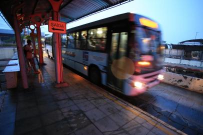 PORTO ALEGRE,RS,BRASIL.2022,04,08.Estação de ônibus Carlos Gomes, com Carlos Gomes, as escuras, está as escuras por roubos de cabos de enêrgia.(RONALDO BERNARDI/AGENCIA RBS).<!-- NICAID(15063321) -->