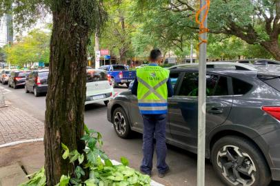 *A PEDIDO DE KATHLYN MOREIRA* Agentes da EPTC abordam motorista na Rua Mostardeiro, em Porto Alegre - Foto: Kathlyn Moreira/Agência RBS<!-- NICAID(15110736) -->