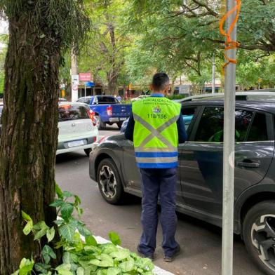 *A PEDIDO DE KATHLYN MOREIRA* Agentes da EPTC abordam motorista na Rua Mostardeiro, em Porto Alegre - Foto: Kathlyn Moreira/Agência RBS<!-- NICAID(15110736) -->