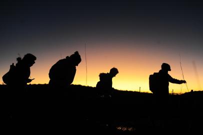 CAMBARÁ DO SUL, RS, BRASIL, 24/05/2022. A reportagem foi até o Cânion Itaimbezinho, no Parque Nacional Aparados da Serra, gerido pelo ICMBio e que está sob concessão da empresa Urbia Cânions Verdes. Entre as novidades, estão o passeio de bicicleta pela Trilha do Cotovelo e uma experiência de balão cativo. Na foto, o casal Michele Nascimento, 27 anos, e Maurício Ribeiro dos Santos, 28. (Bruno Todeschini/Agência RBS)<!-- NICAID(15106872) -->