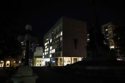 PORTO ALEGRE, RS, BRASIL, 31.05.2022: Praça da Matriz, no centro da capital, às escuras após roubo de cabos de luz. Foto: Camila Hermes/Agência RBS<!-- NICAID(15111798) -->