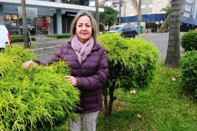 CAXIAS DO SUL, RS, BRASIL, 01/06/2022. Sílvia Ana Bertin é proprietária da loja Ideias e Presentes Bazar e Papelaria, na rua José Aloísio Bruger, bairro Jardim América. Ela cuida de um canteiro que fica em frente a sua loja desde 2019. (Bruno Todeschini/Agência RBS)<!-- NICAID(15112000) -->