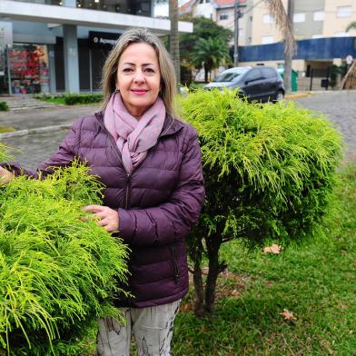 CAXIAS DO SUL, RS, BRASIL, 01/06/2022. Sílvia Ana Bertin é proprietária da loja Ideias e Presentes Bazar e Papelaria, na rua José Aloísio Bruger, bairro Jardim América. Ela cuida de um canteiro que fica em frente a sua loja desde 2019. (Bruno Todeschini/Agência RBS)<!-- NICAID(15112000) -->