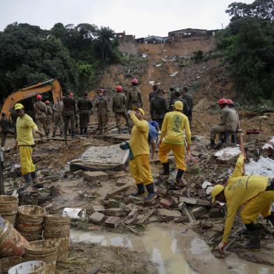 Recife municipal workers and firefighters work at the site of a landslide in the community Vila dos Milagres, Barro neighbourhood, in Recife, Pernambuco State, Brazil, on June 01, 2022. - Flooding and landslides triggered by torrential rain have now killed at least 106 people in northeastern Brazil, officials said Tuesday as emergency workers continued a desperate search. (Photo by SERGIO MARANHAO / AFP)<!-- NICAID(15112383) -->