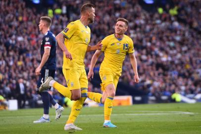 Ukraines midfielder Andriy Yarmolenko (L) celebrates scoring the opening goal with Ukraines midfielder Viktor Tsygankov during the FIFA World Cup 2022 play-off semi-final qualifier football match between Scotland and Ukraine at Hampden Park in Glasgow, Scotland on June 1, 2022. (Photo by ANDY BUCHANAN / AFP)<!-- NICAID(15112489) -->