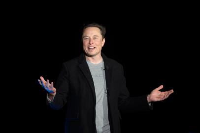 (FILES) In this file photo taken on February 10, 2022 Elon Musk gestures as he speaks during a press conference at SpaceXs Starbase facility near Boca Chica Village in South Texas. - Elon Musk faces a lawsuit filed May 25, 2022 accusing him of pushing down Twitters stock price in order to either give himself an escape hatch from his $44 billion buyout bid, or room to negotiate a discount. The suit alleges the billionaire Tesla boss tweeted and made statements intended to create doubt about the deal, which has roiled the social media platform for weeks. (Photo by JIM WATSON / AFP)Editoria: SCILocal: Boca Chica and Medford ColoniaIndexador: JIM WATSONSecao: merger, acquisition and takeoverFonte: AFPFotógrafo: STF<!-- NICAID(15112569) -->