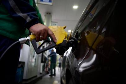 PORTO ALEGRE, RS, BRASIL - Dia da Liberdade de Impostos vende gasolina a R$ 4,99. Nas imagens o Ecoposto, esquina da Avenida Ipiranga com Avenida Érico Veríssimo. Foto: Jefferson Botega / Agencia RBSIndexador: Jeff Botega<!-- NICAID(15113034) -->